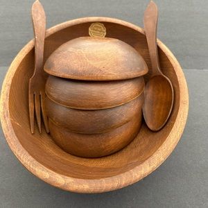 Wood croferty salad bowl set with serving utensil.